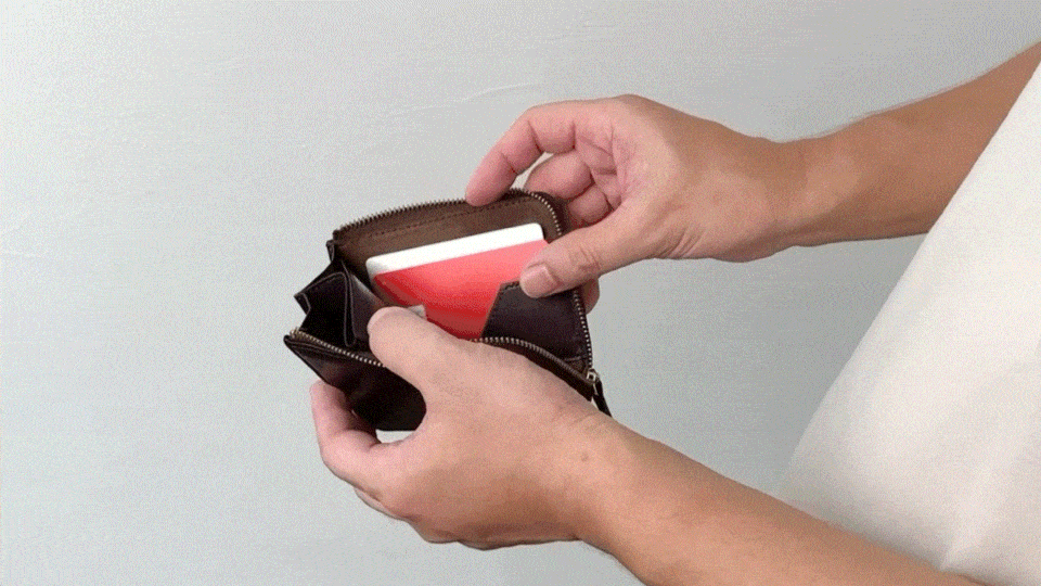 カードを親指で押し出す