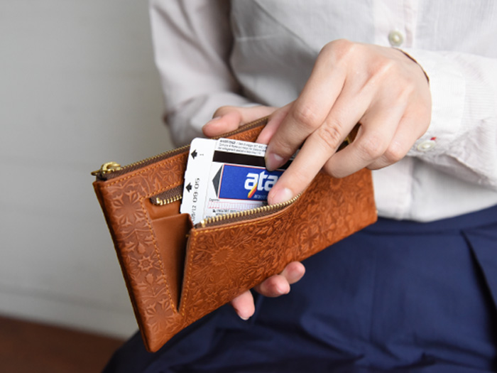 モリス　L字ファスナー長財布　背面のマチ付きポケットのイメージ画像